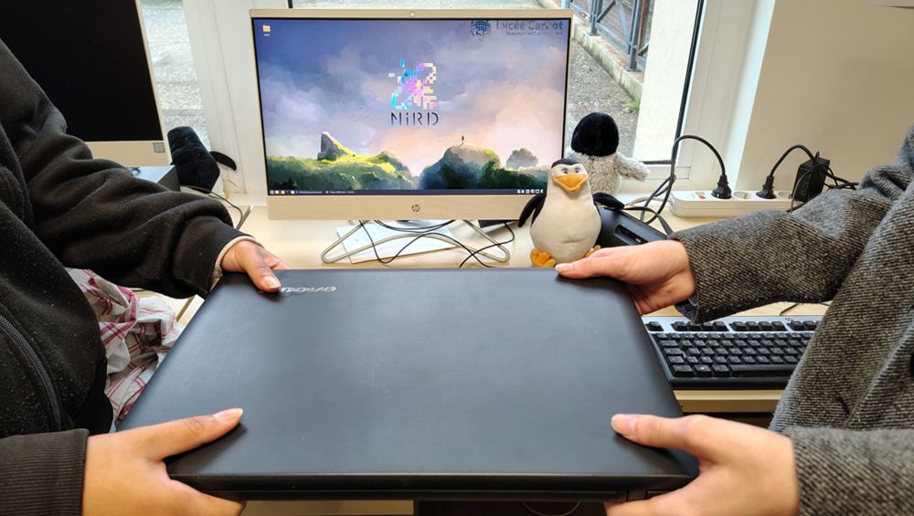 Don de PC reconditionné sous Linux au sein du club-info d’un établissement scolaire.