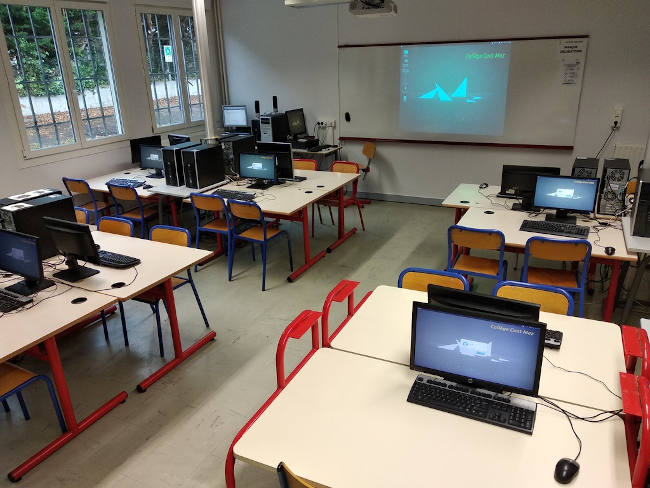 HackLab du collège Coat Mez de Daoulas (17 postes sous Linux + imprimante 3D + découpeuse à lame + robots Mbot).