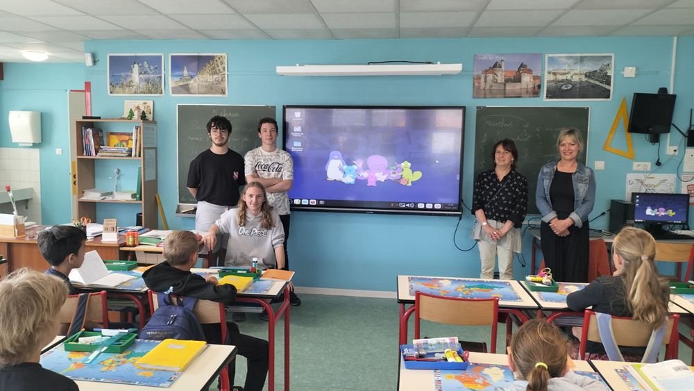 Distribution de 14 PC PrimTux, reconditionnés par les élèves du club informatique du lycée Carnot, à l’école primaire de Fouquières-lès-Béthune.
