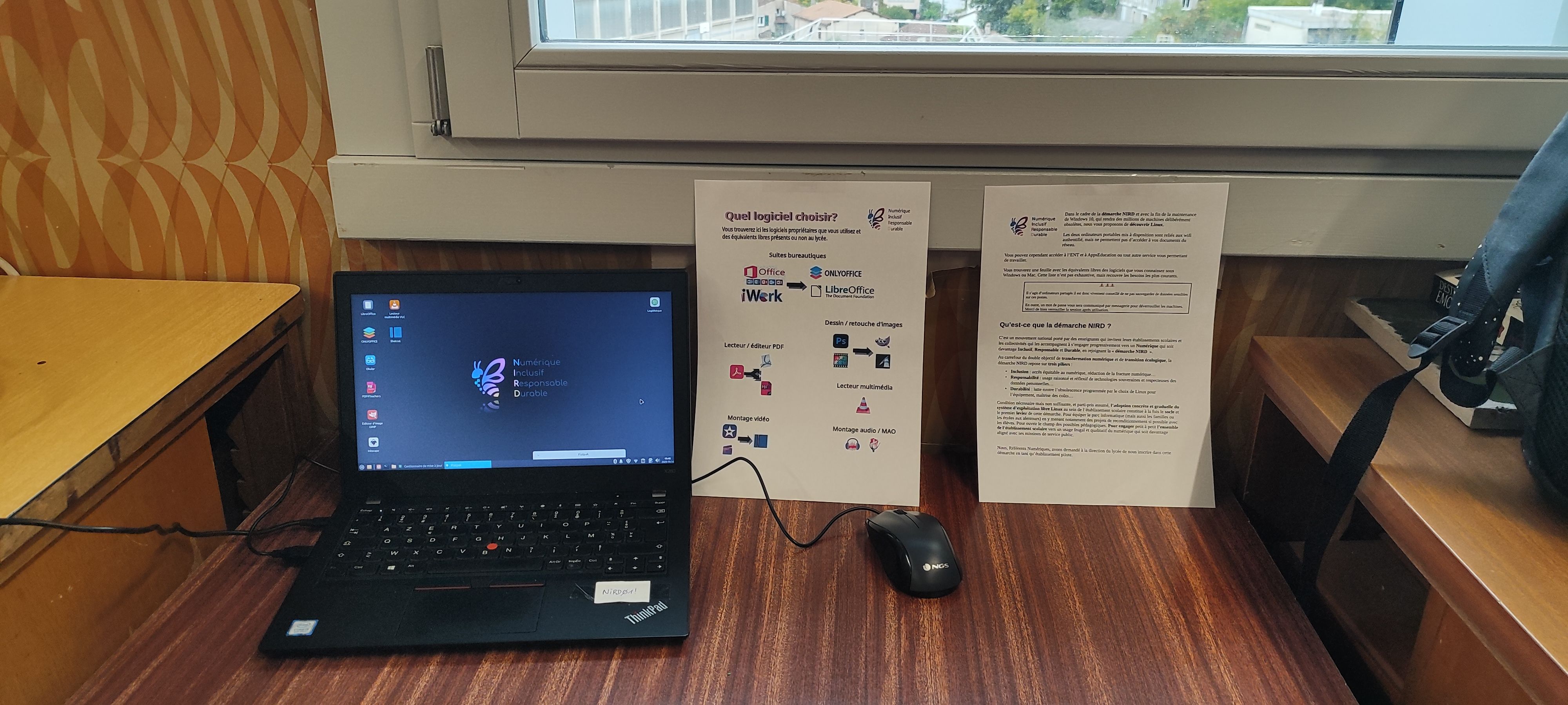 Déploiement de deux postes connectés au wifi de l’établissement dans la salle des professeurs du lycée Vincent d’Indy, afin de faire découvrir la démarche NIRD aux enseignants, de les acculturer à GNU/linux et de leur rappeler les logiciels libres déjà présents au lycée.