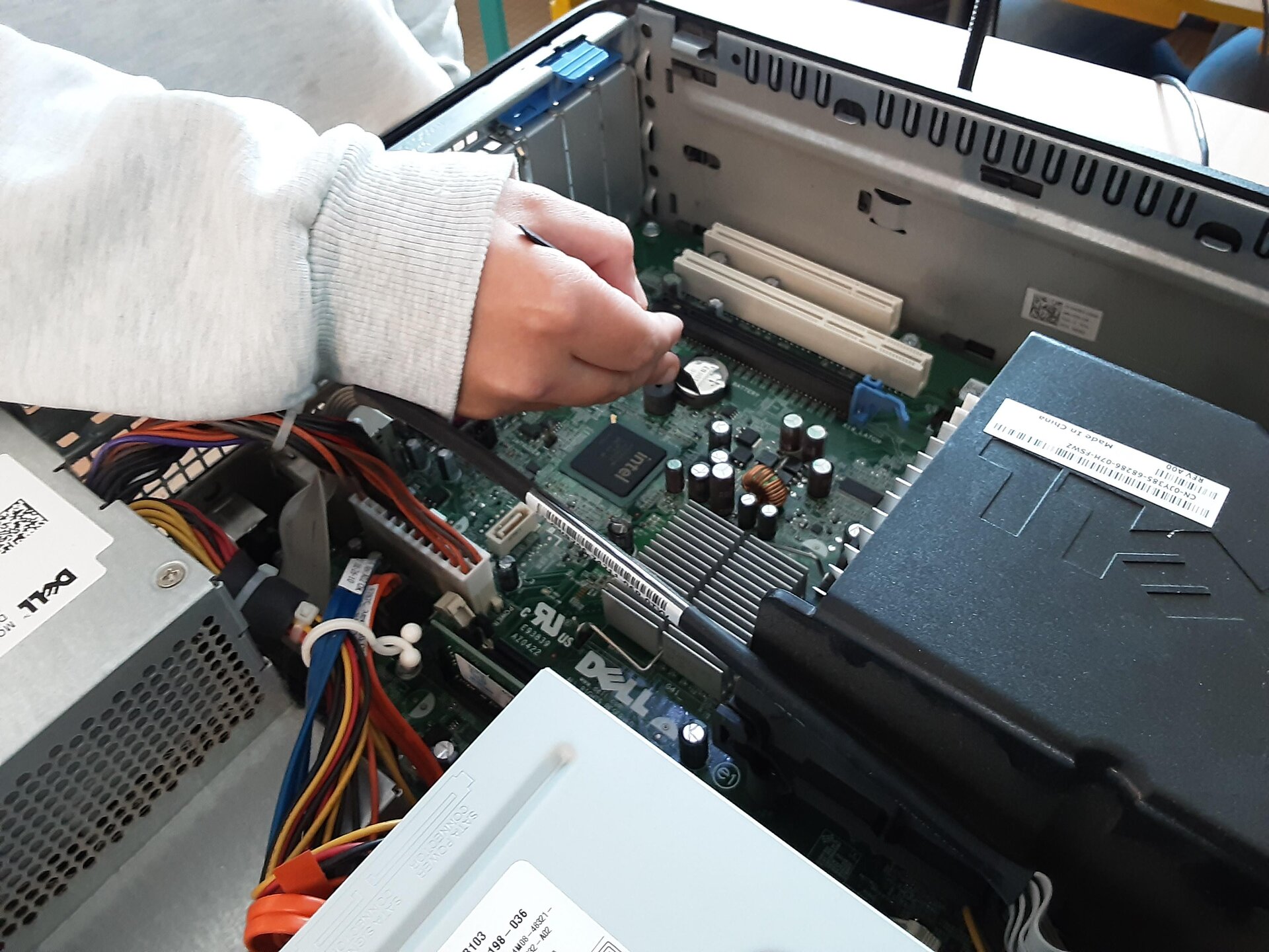 Remplacement de la pile CMOS par un élève de CM2